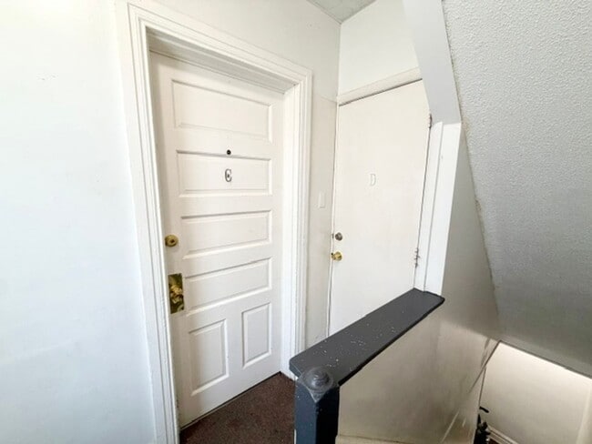 Building Photo - Efficiency Apartment for Rent – Convenient Location
