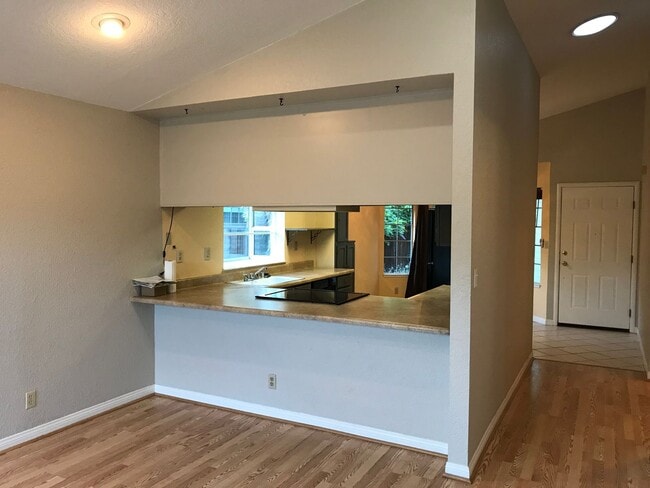 Building Photo - Charming 2/2 in South Davis
