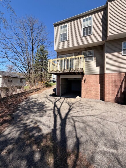 Building Photo - 1011 Pinoak Ct