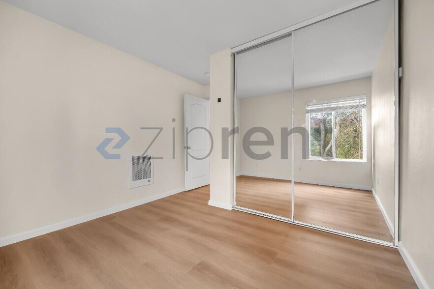Building Photo - Unit 226