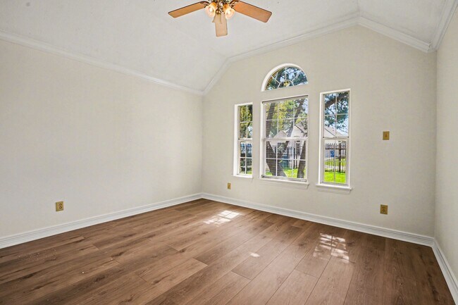 Building Photo - 507 Ave F