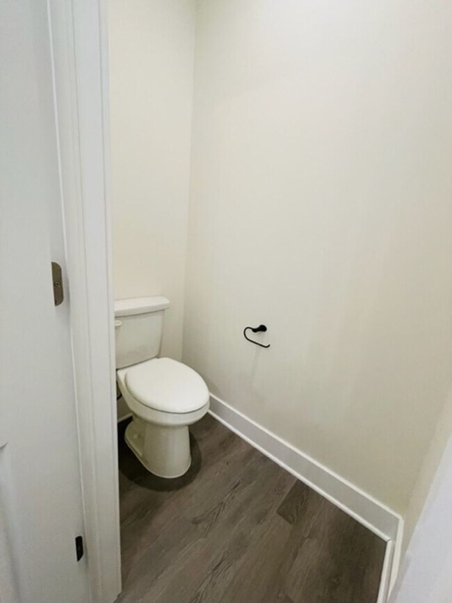 Building Photo - 1632/34 Hickory Creek