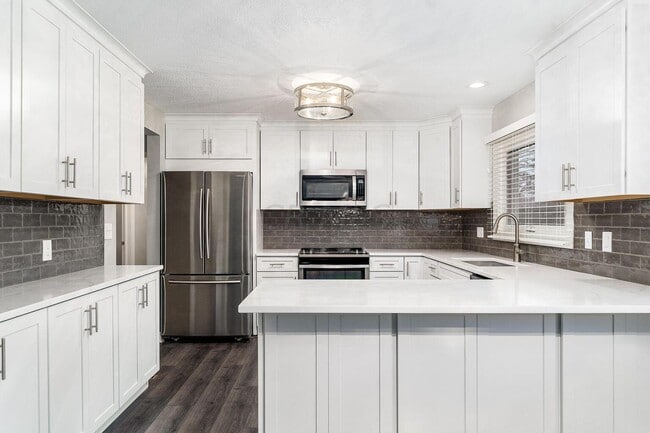 Building Photo - 2850 Pickwick Dr