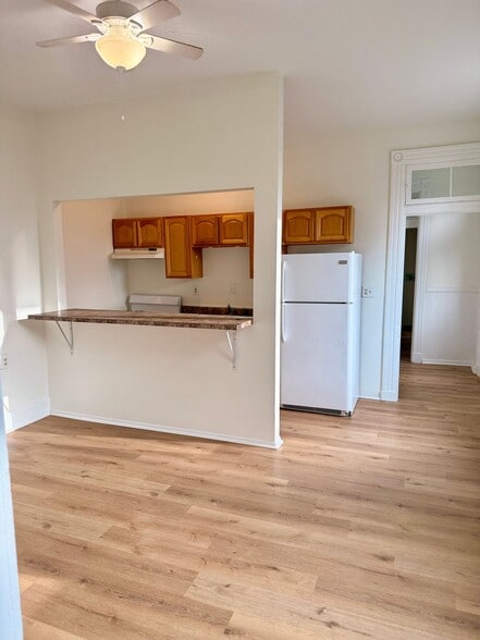 Building Photo - 217 W 11th St