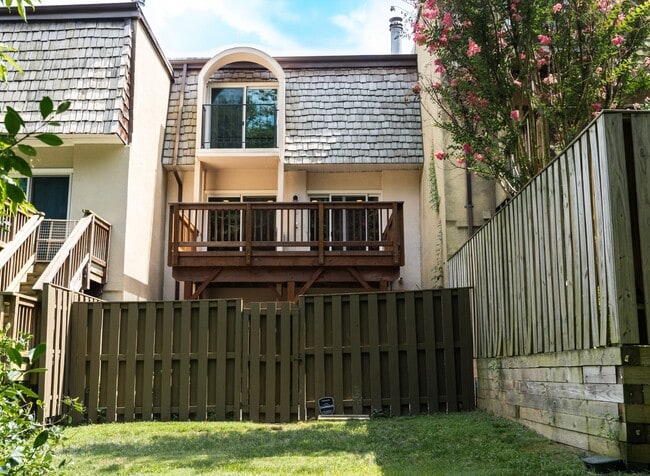 Building Photo - 1613 Valencia Way