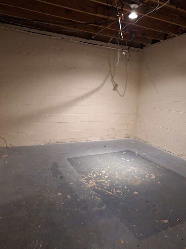 Building Photo - Large 3 Bedroom 2 Bath Ranch with Basement...