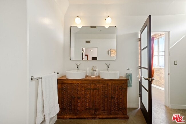 Building Photo - 8435 Franklin Ave