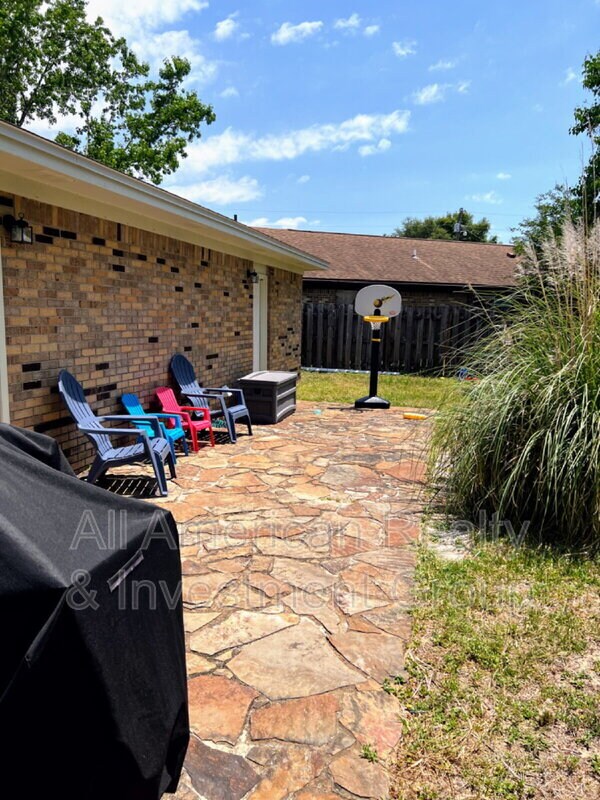 Building Photo - 137 Deville Dr