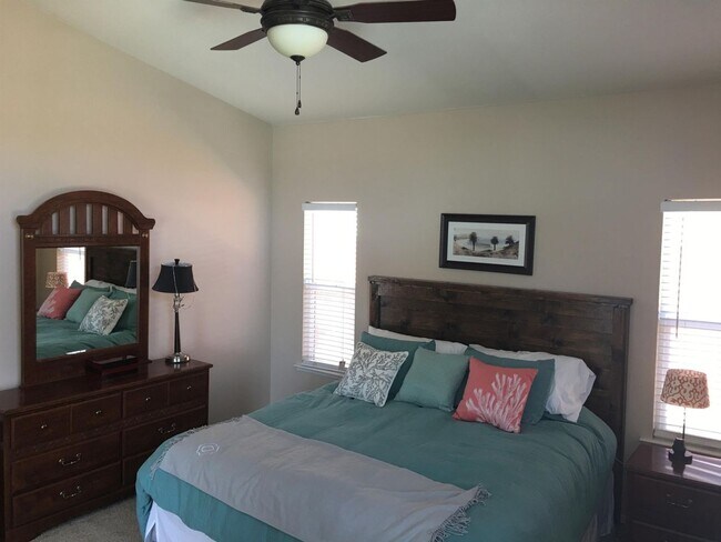 Building Photo - 1566 Persimmon St
