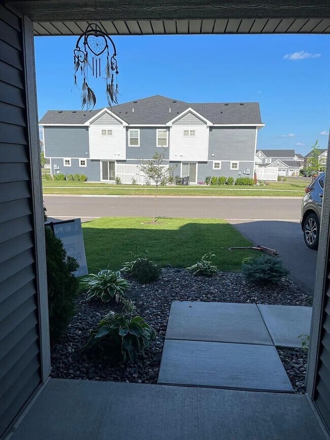 Building Photo - Awesome woodbury townhouse available!