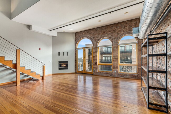 Building Photo - Downtown Loft, Historic Building, Remodeled,