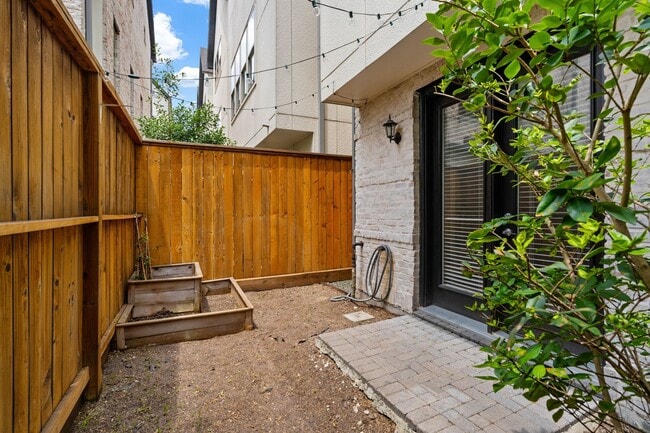 Building Photo - 4014 University Grove St