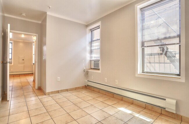 Building Photo - 715 28th St