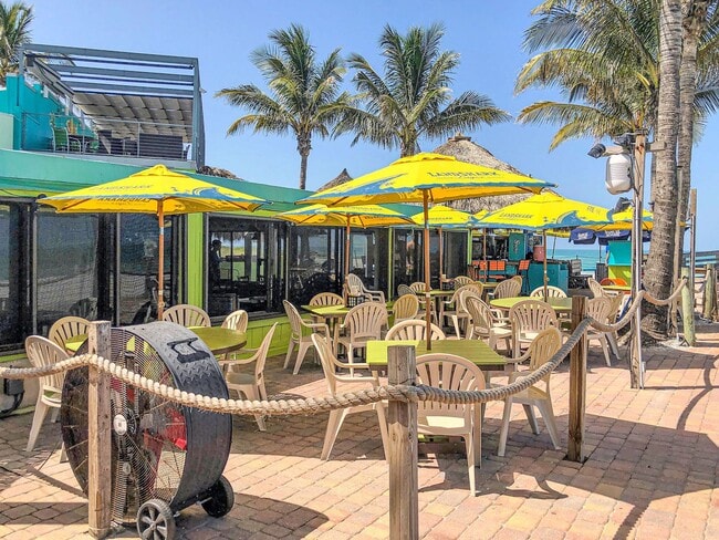 Building Photo - Seasonal Rental Near Venice – Pet-Friendly...
