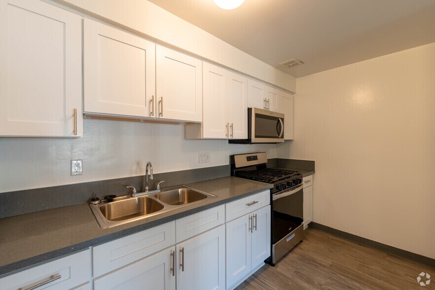 14300 Mulberry Dr - Los Olivos Apartments