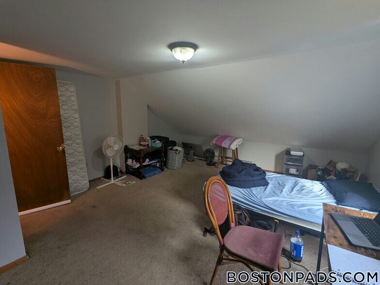 Building Photo - 247 Roxbury St