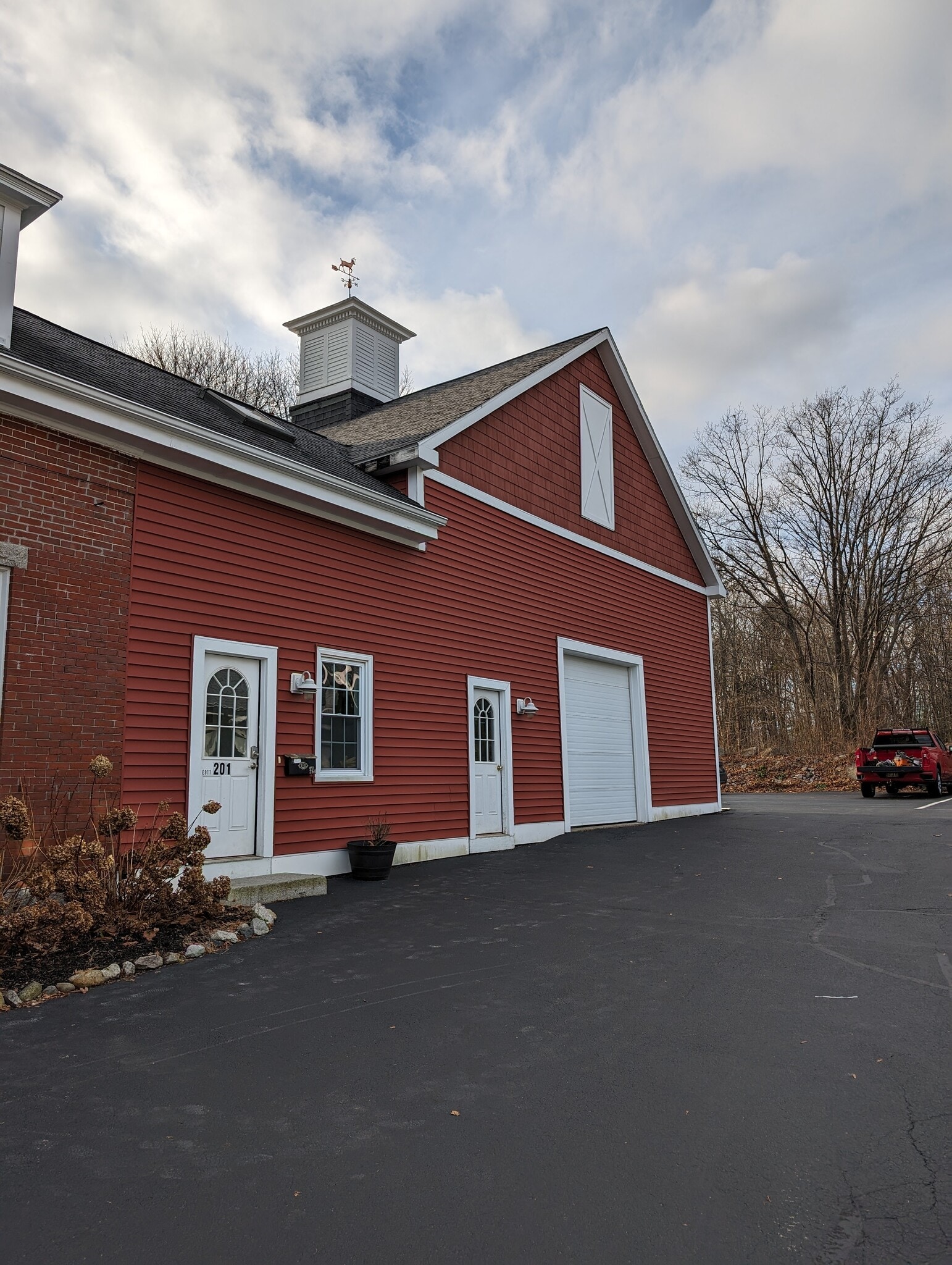 Building Photo - 264 Elm St