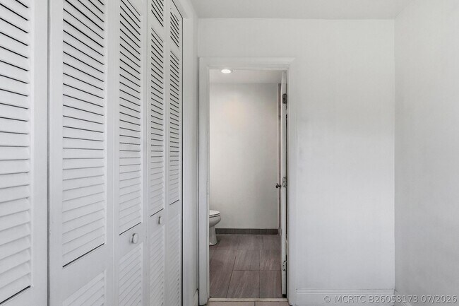 Building Photo - 2910 NE 40th Ct