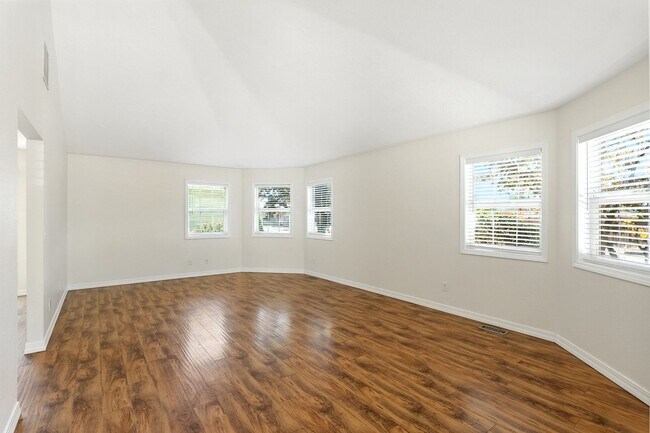 Building Photo - Single Family Ranch in Silverton