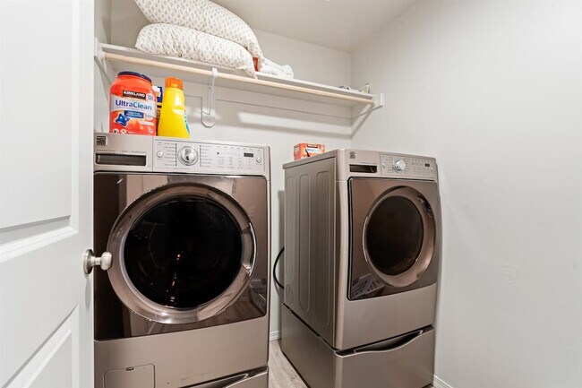 Building Photo - 347 S 10th Ave