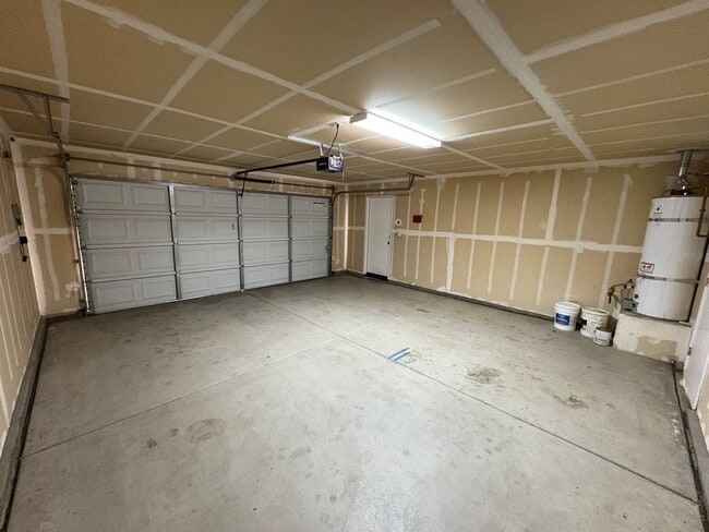 Building Photo - Tulare home move-in ready!