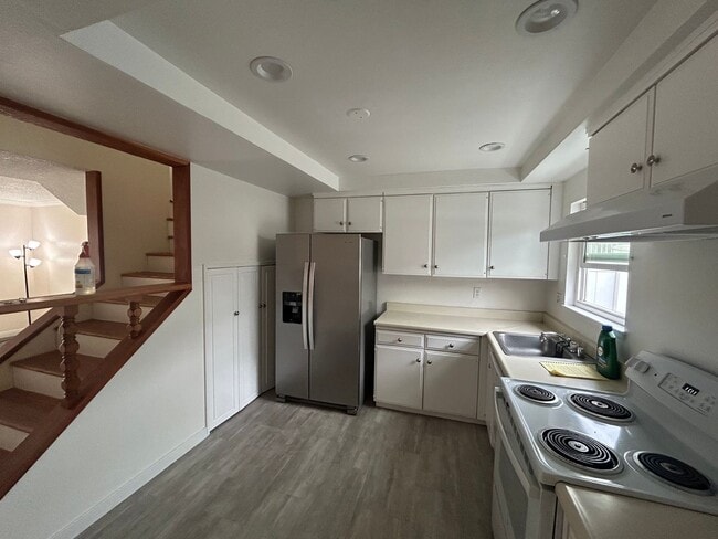 Building Photo - Lovely Cypress townhouse available, garage, patio, laundry and pool access