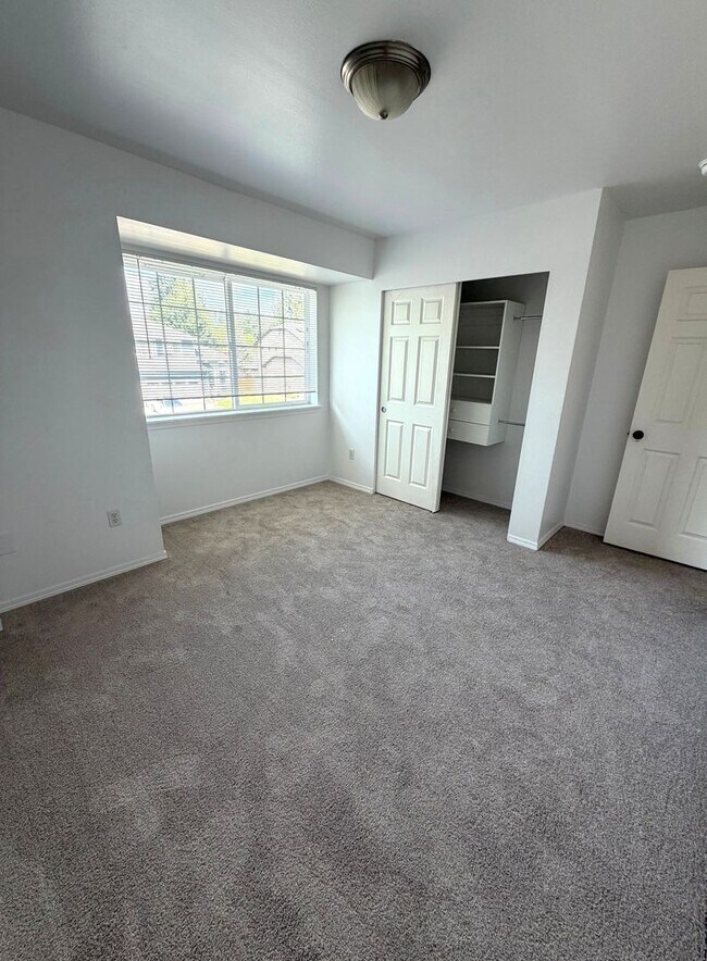 Building Photo - Large 4 bedroom 2.5 bathroom in Arlington