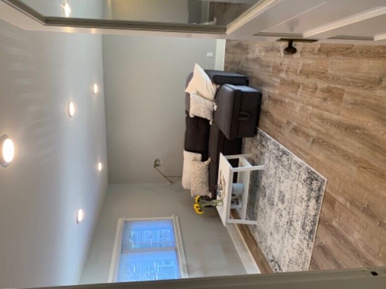 Building Photo - 2108 N Oakes St