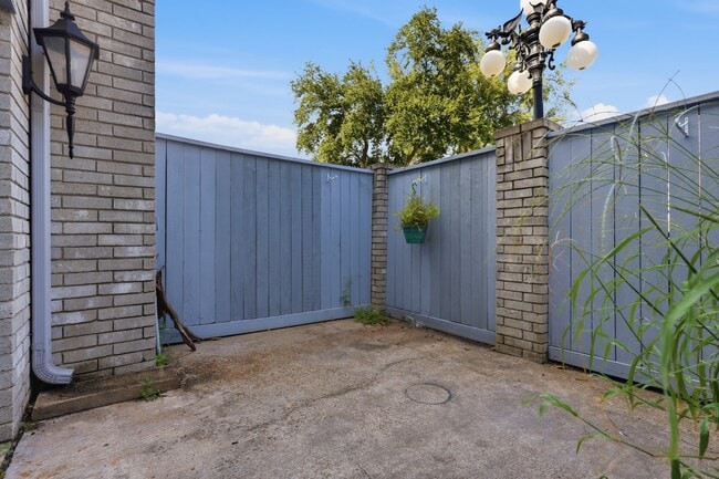 Building Photo - 506 Wilcrest Dr