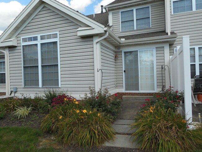 Building Photo - Beautiful 2 Bedroom, Loft 1 1/2 Bath Townhome Wyomissing