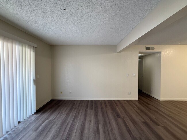 Building Photo - Downstairs Corner Condo in the Gated Commu...