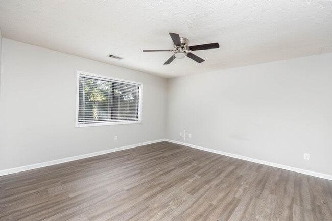 Building Photo - Coming Soon! Spacious 3 Bedroom 2 Bath!