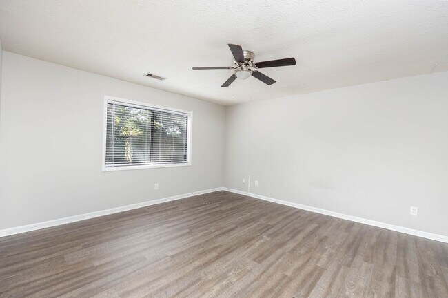 Building Photo - Spacious 3 Bedroom 2 Bath!