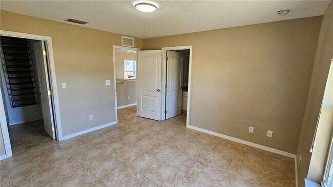 Building Photo - 1316 NE 16th Pl