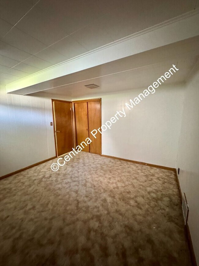 Building Photo - 2 Bedroom House on the Flats with a finish...