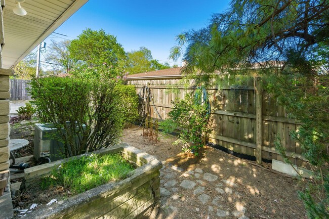 Building Photo - 4230 Eastlea Dr