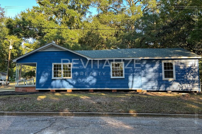 Building Photo - 4 Bedroom/2 Bathroom Home in Mobile!