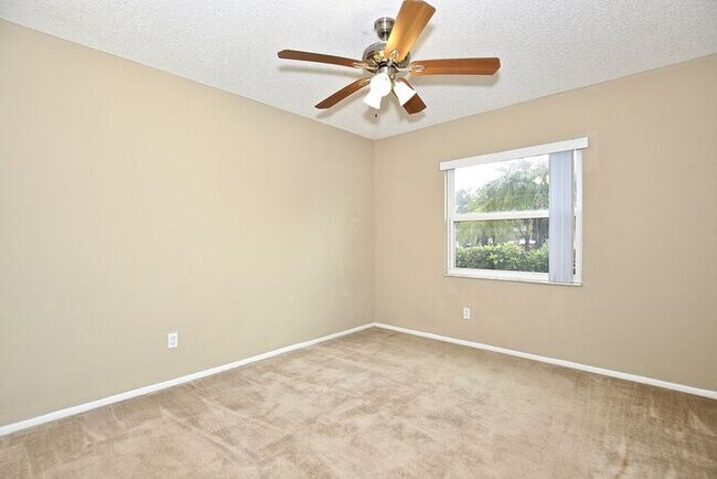 Building Photo - Beautiful 2/2 Condo with Full Lawn Care Included Located in Hawthorne Village – Orlando!