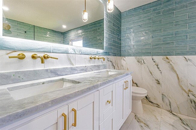 Building Photo - 6370 Conniewood Square