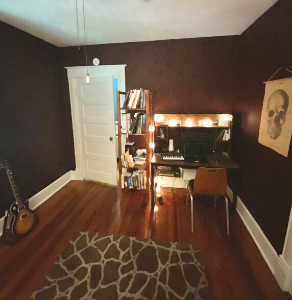 Office/2nd room - 1310 N Clay Ave