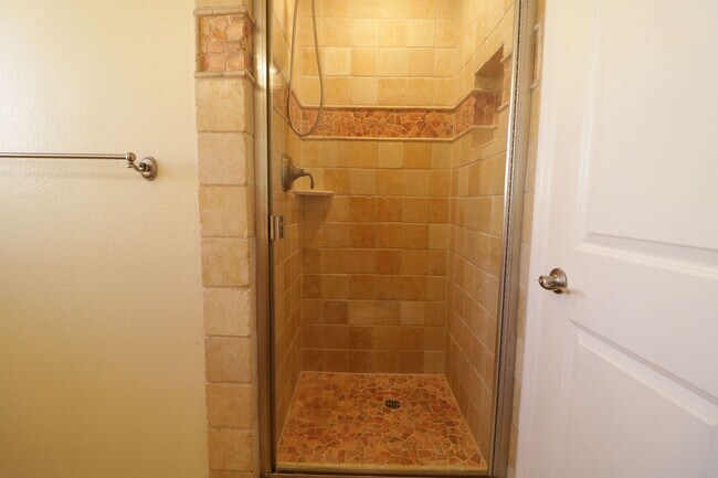 Building Photo - Charming home in West Hills adjacent neighborhood!