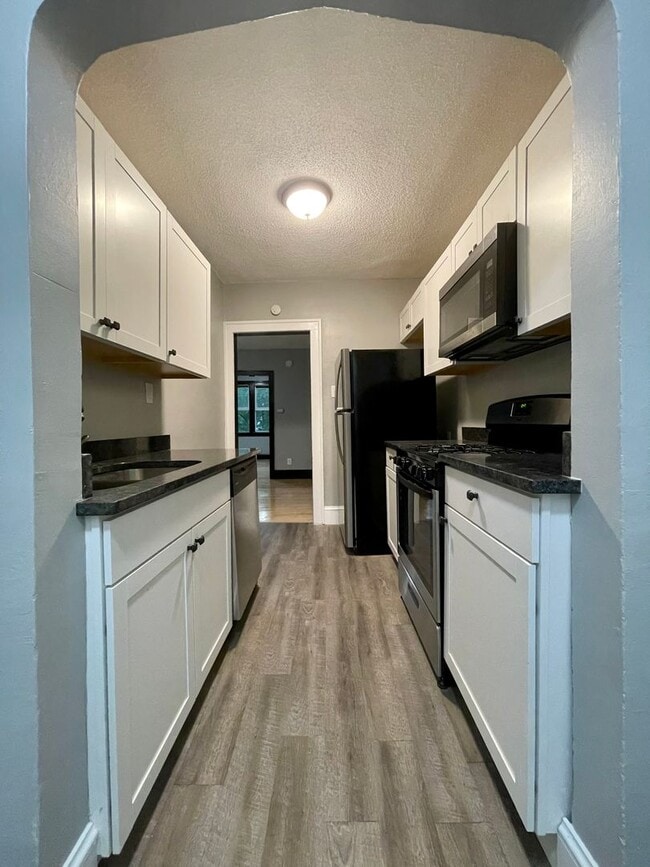 Building Photo - Beautiful 2 bedroom in Historic East Saint...