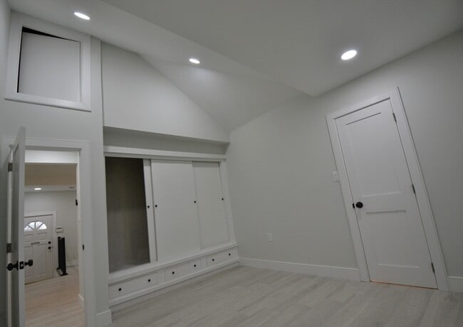 Building Photo - 15 Avalon St