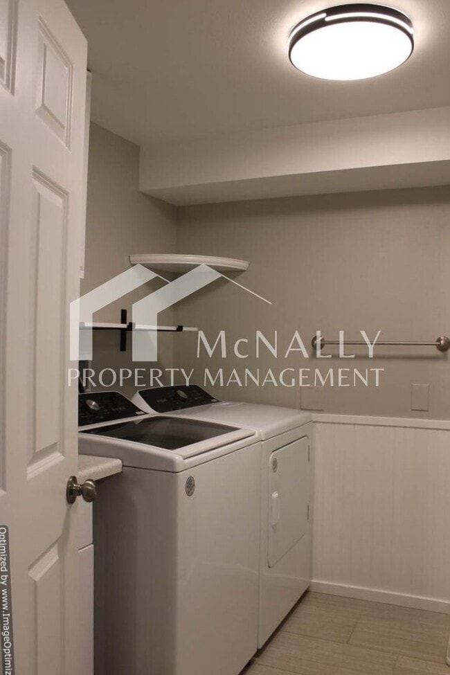 Building Photo - 3-Bedroom Split-Level Home with Garage