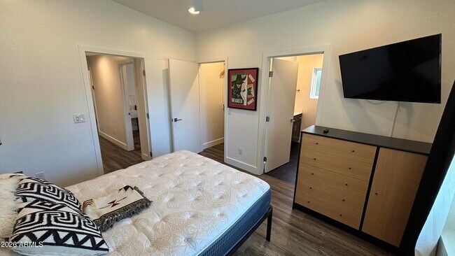 Building Photo - 706 E Whitton Ave