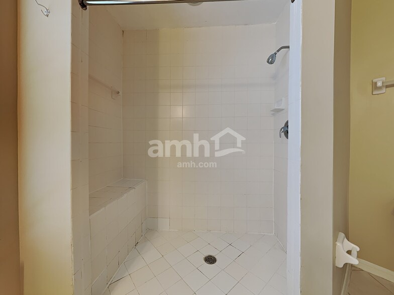 Building Photo - 8220 Abbeyfield Dr