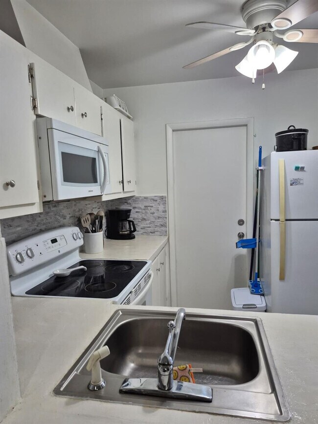 Building Photo - 560 SE 2nd Ave