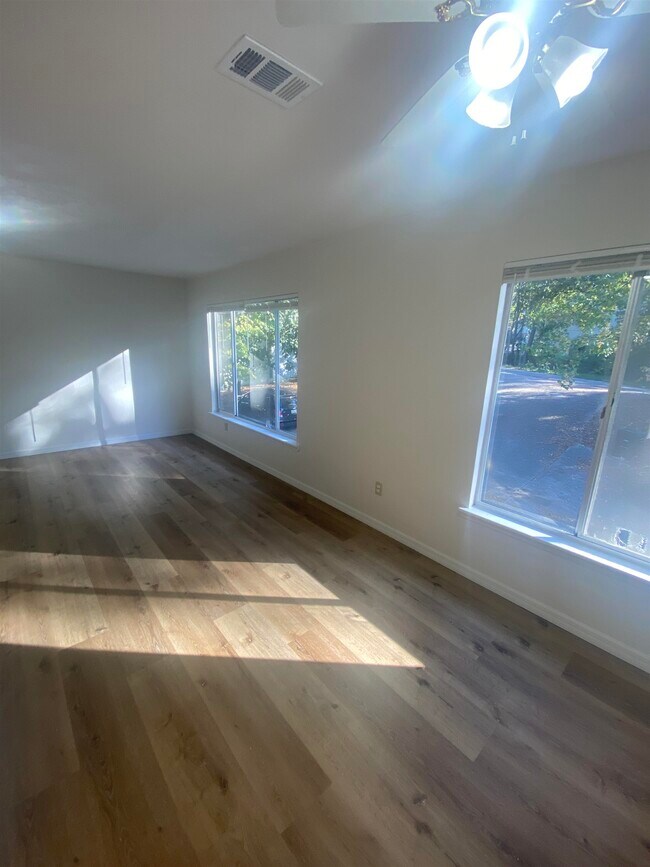Building Photo - 2220 Claremont Ln