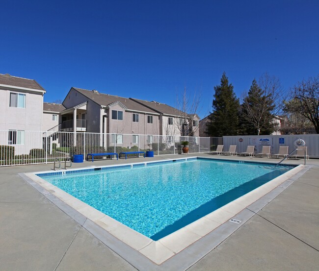 Pool - Glacier Point Apartments