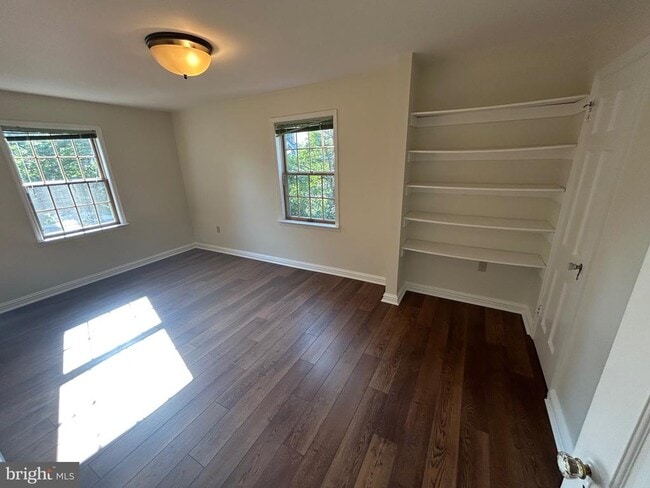 Building Photo - 214 Grayling Ave
